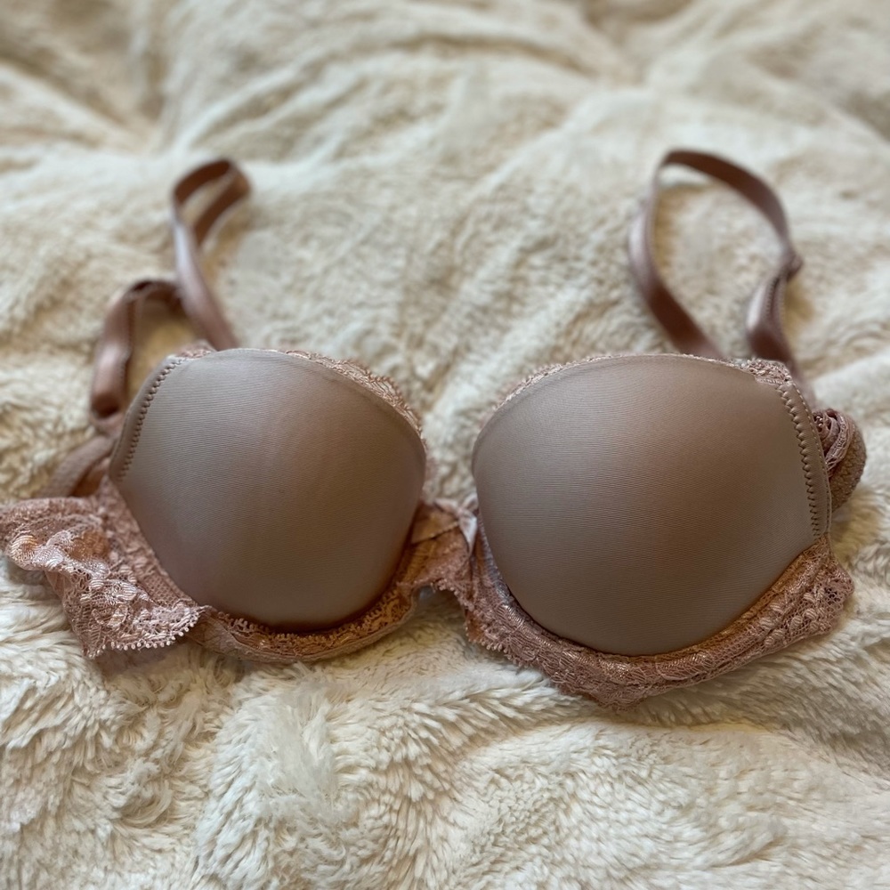 Victoria’s Secret Underwire Lace Bra Size 32A